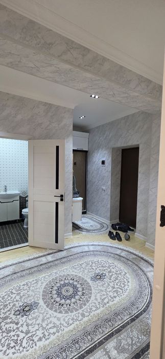 Raysentrda 1 chi etajda 3 xonali kvartira ijaraga beriladi