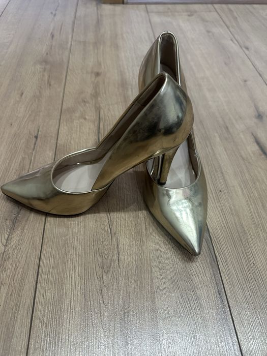 Золотистые туфли