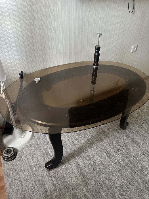 Стеклянный стол, ножки из дерева