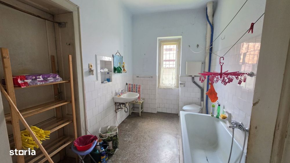 Apartament cu 4 camere , garaj si teren de 420 mp de vanzare zona Sub