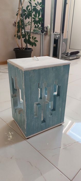 Дървена настолна лампа