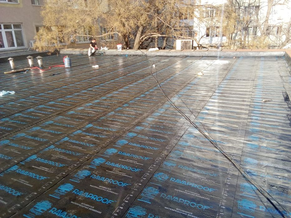 Meșter reparații acoperiș București și Ilfov – aplicare hidroizolatii