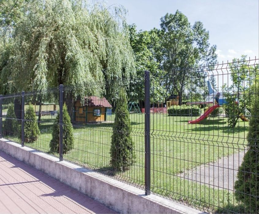 Gard din plasa val sau bordurata pe pahare de beton