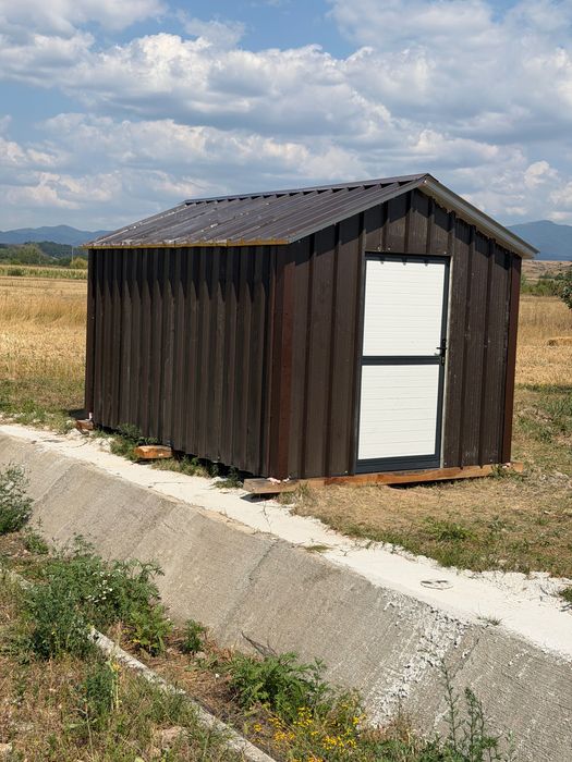 Căsuța pe structură metalică și panouri