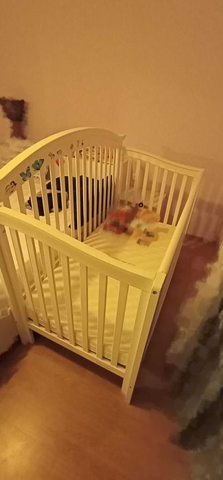 столове, етажерка, бебешко легло, шкаф за играчки, големи картини и др