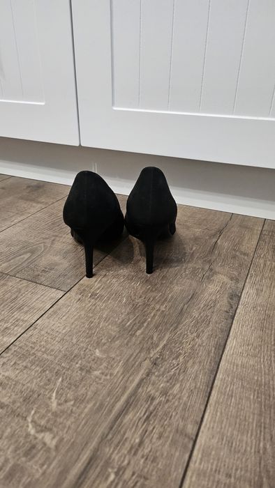 Стилни обувки от велур марка HM