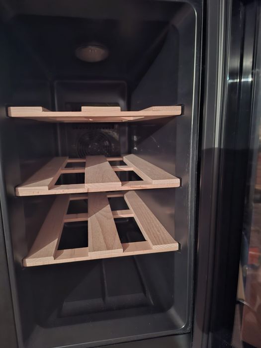 Racitor de vinuri, 8 sticle, H.Koenig, AGE8, negru
Cod produs: AGE8