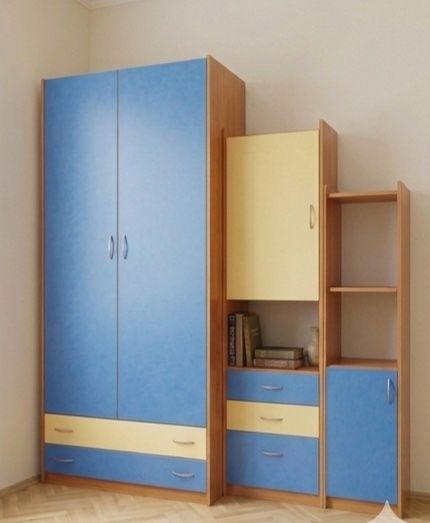 Практична детска/юношеска секция с гардероб – запазена