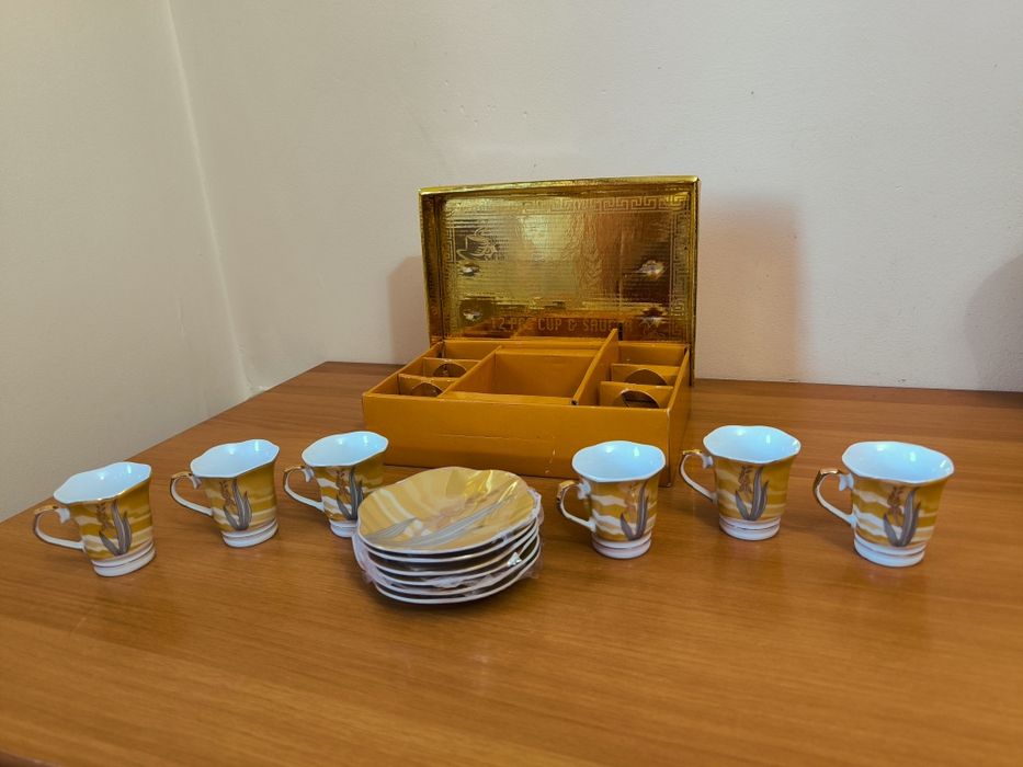 Vând set de cafea din porțelan, compus din 12 piese
