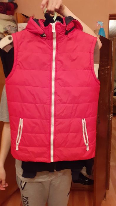 Продам безрукавки 2 шт за 2000