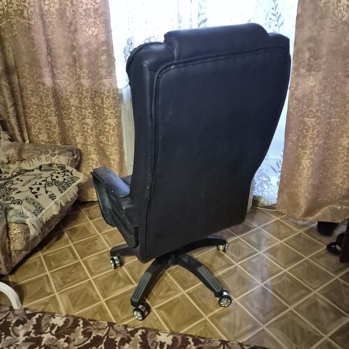 Компьютерное кресло черное