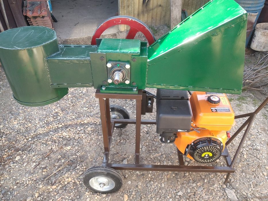 Tocator crengi sí resturi vegetale cu motor pe benzina