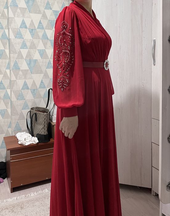 Красное платье надетое всего 1 раз