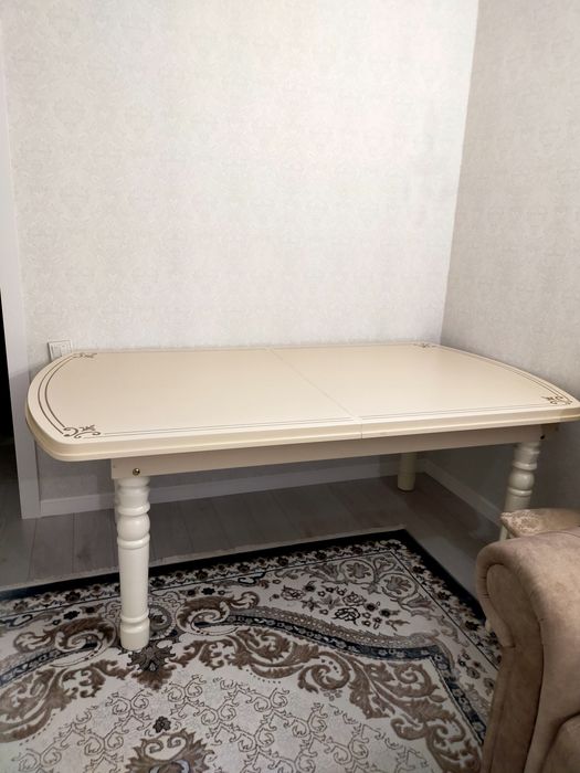 Продам стол и 12 стульев для гостиной