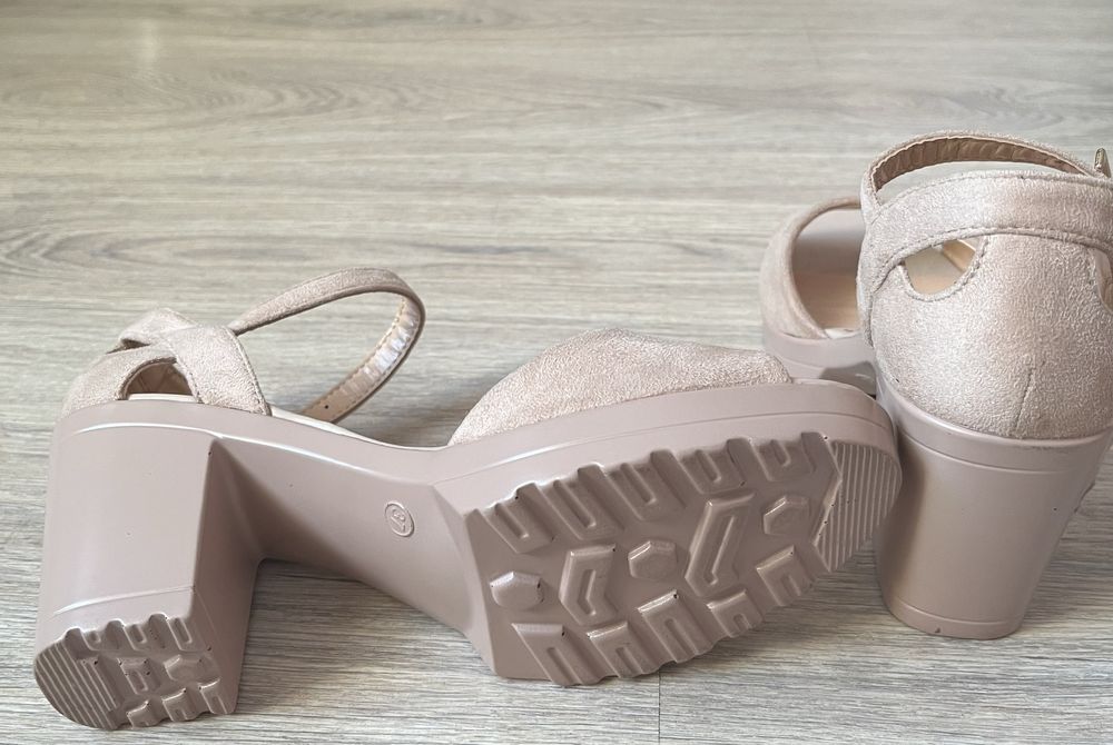 Босоножки на каблуке