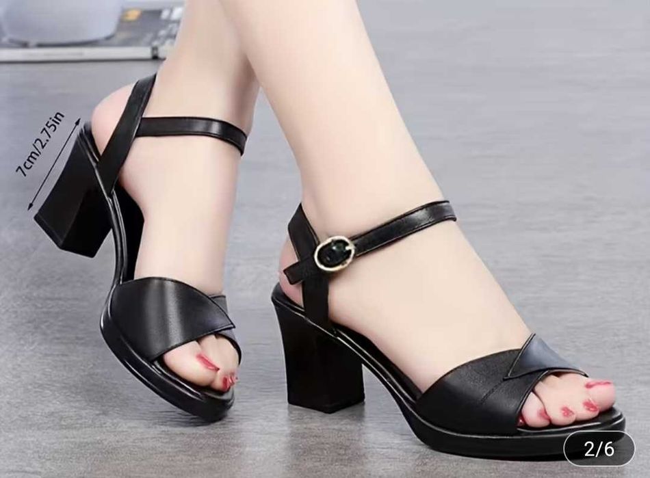 Черни сандали с ток