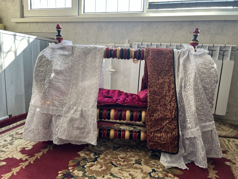 Beshik ichida matras korpacha yostigi bor.