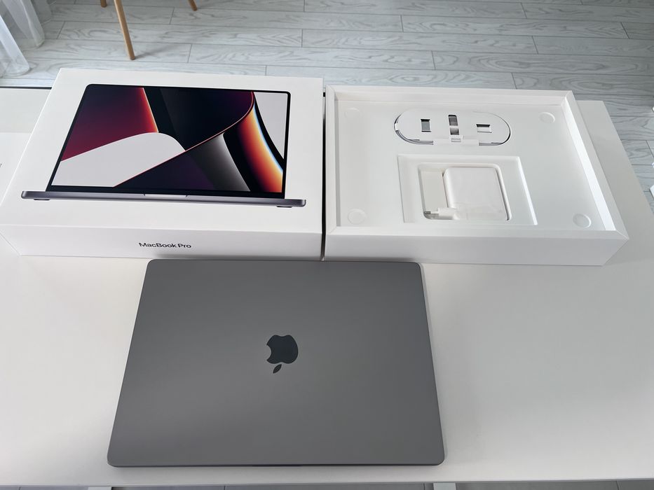 Macbook Pro 16 M1 Max 64 GB 1 Tera  Baterie 99%  38 cicluri NOU