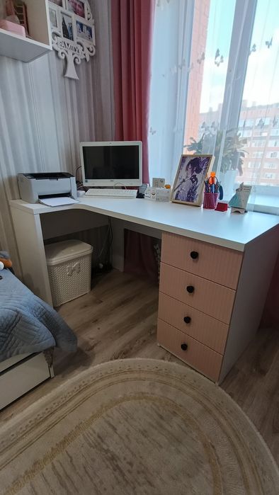 Продам детский стол и две кровати