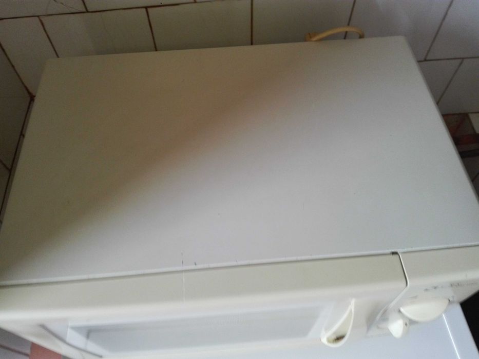 Стар медицински уред  и микровълнова фурна АЛЯСКА  .