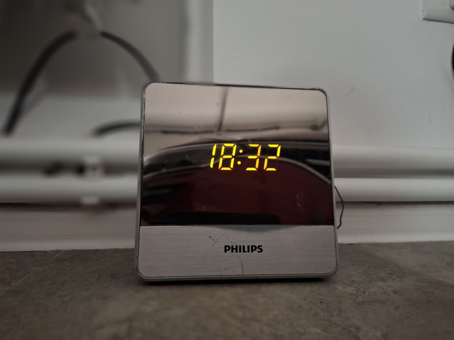 Ceas Philips cu radio si aux jack, 220v - 49 lei