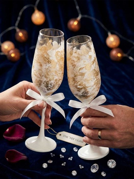Ръчно рисувани дизайнерски сватбени чаши White & Gold Wedding Champagne Flutes