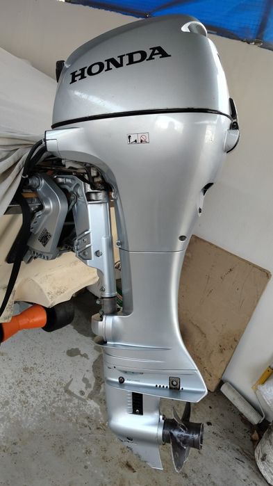 Продавам изключително надежден и икономичен извънбордов двигател Honda 10 HP. Двигателят е много тих и работи безупречно. Подходящ е за надуваеми лодк
