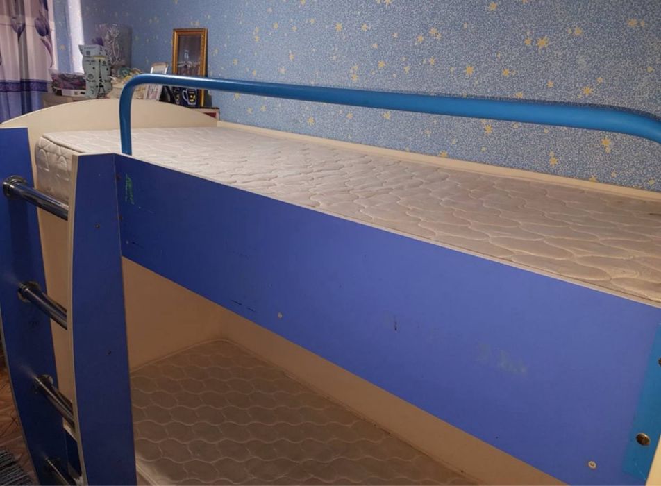 Двухэтажный кроват