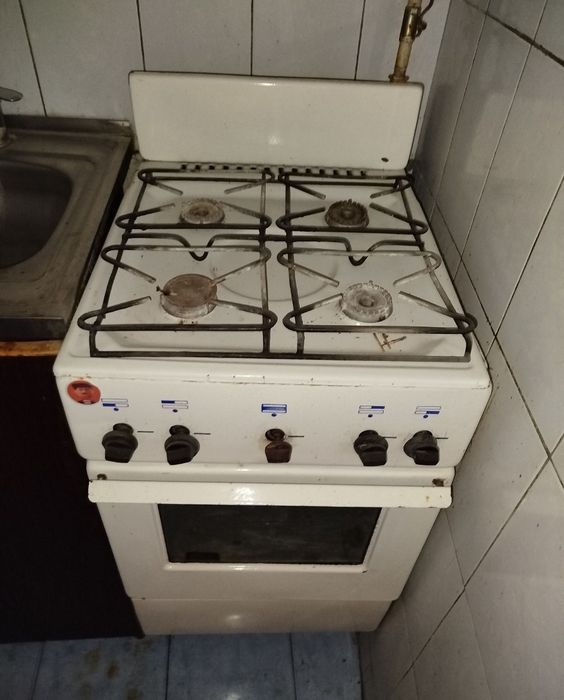 Продаются 2шт, 4х комфорочные газовые плиты.