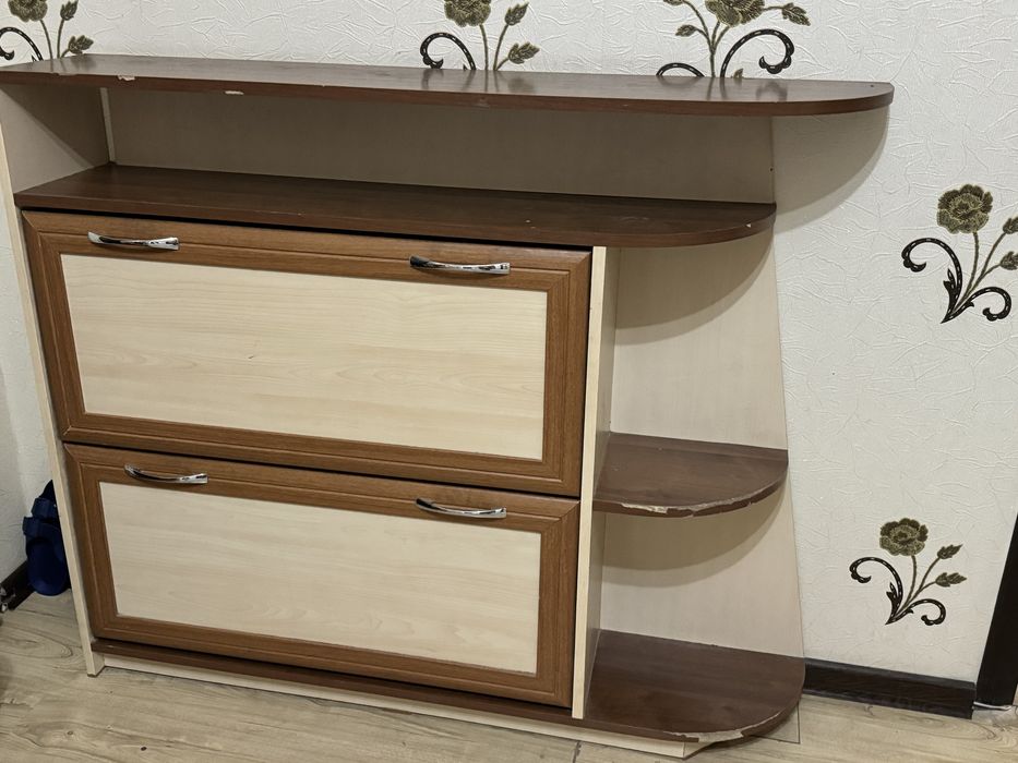 Прихожая с тумбой