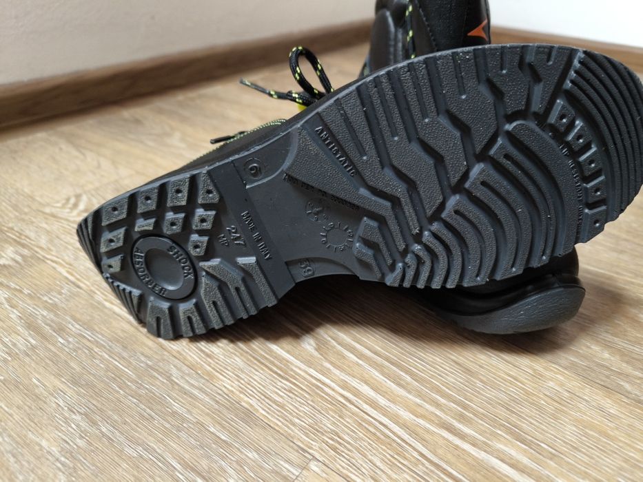 Продам спец обувь