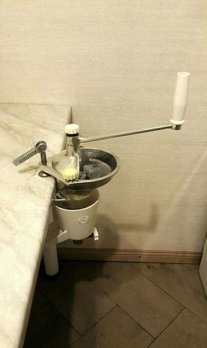 Соковыжималка советская СБ-4 чугунная ручная