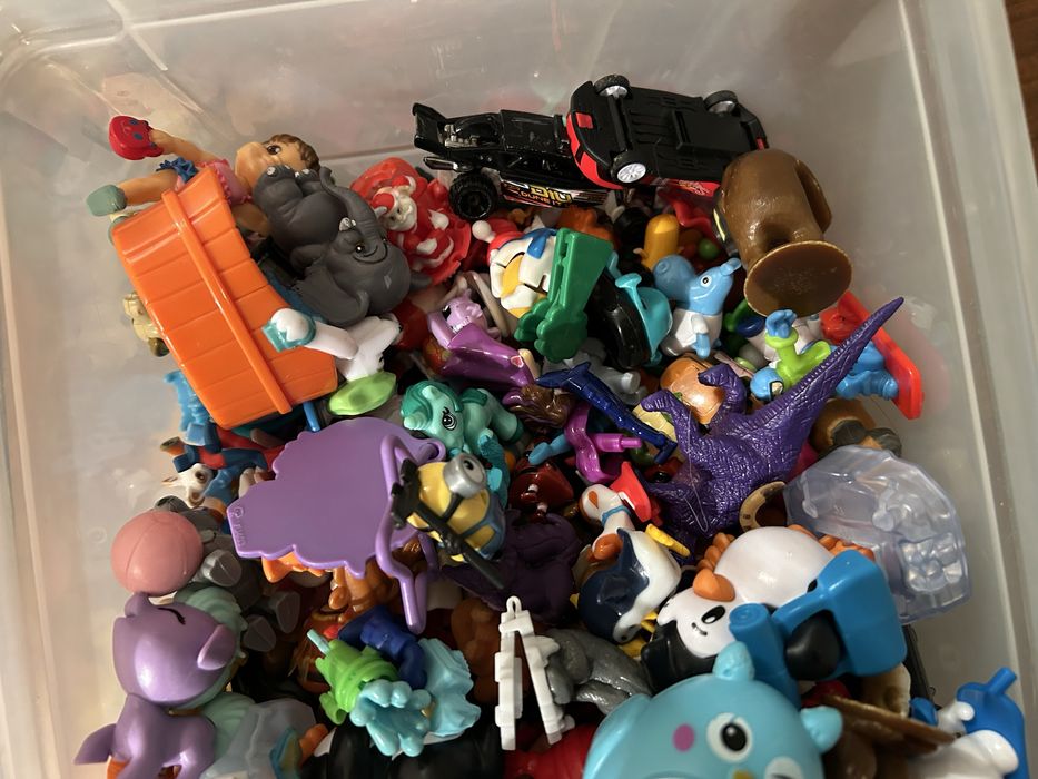 Продам киндер игрушки