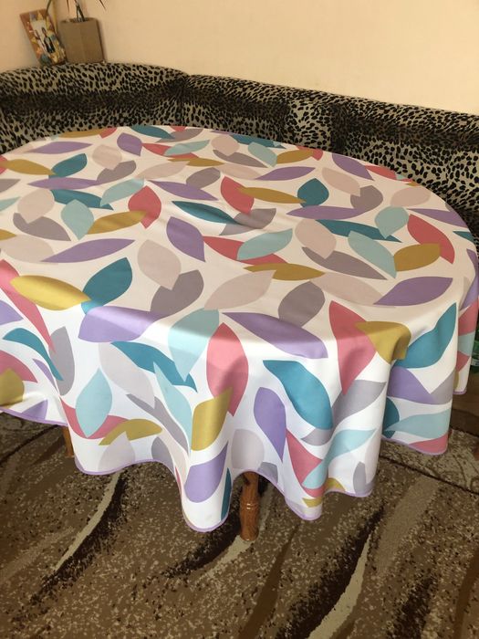 Два броя покривки за маса