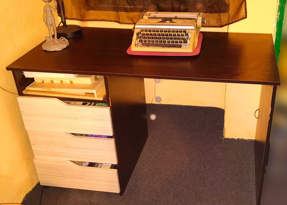 Birou de lemn pentru PC Laptop - 3 sertare, 1 spatiu depozitare