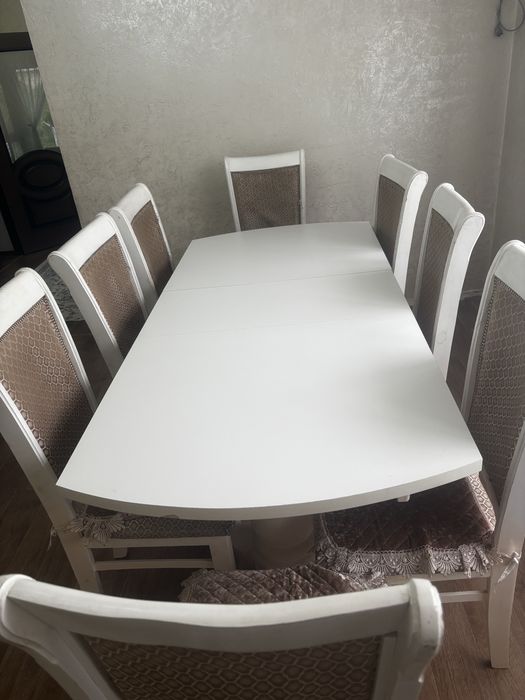 Стол со стульями в хорошем состоянии