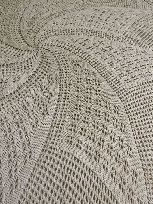 Претена покривка за маса 130 см