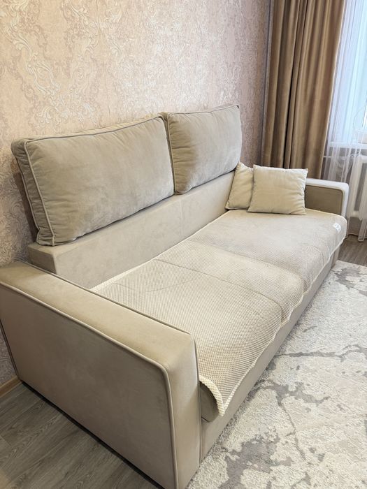 Диван бежевый 100*220 см