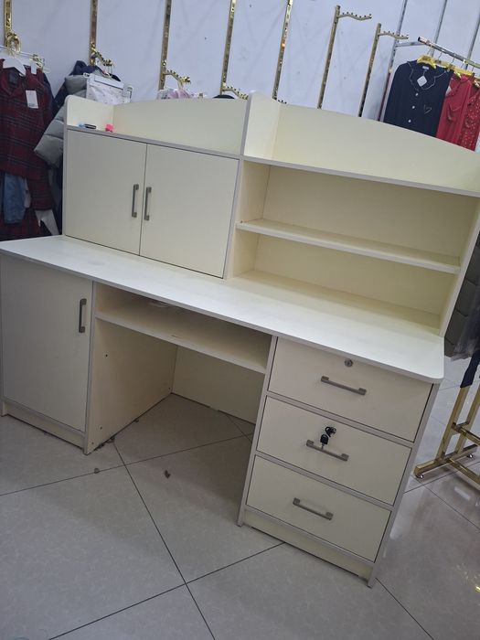 Do'kon uchun qilingan kassa stoli.anchagina kotta yengide.