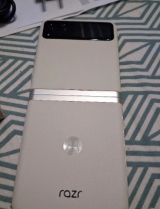 Moto Razr 40 5G 256GB 8GB RAM Cream