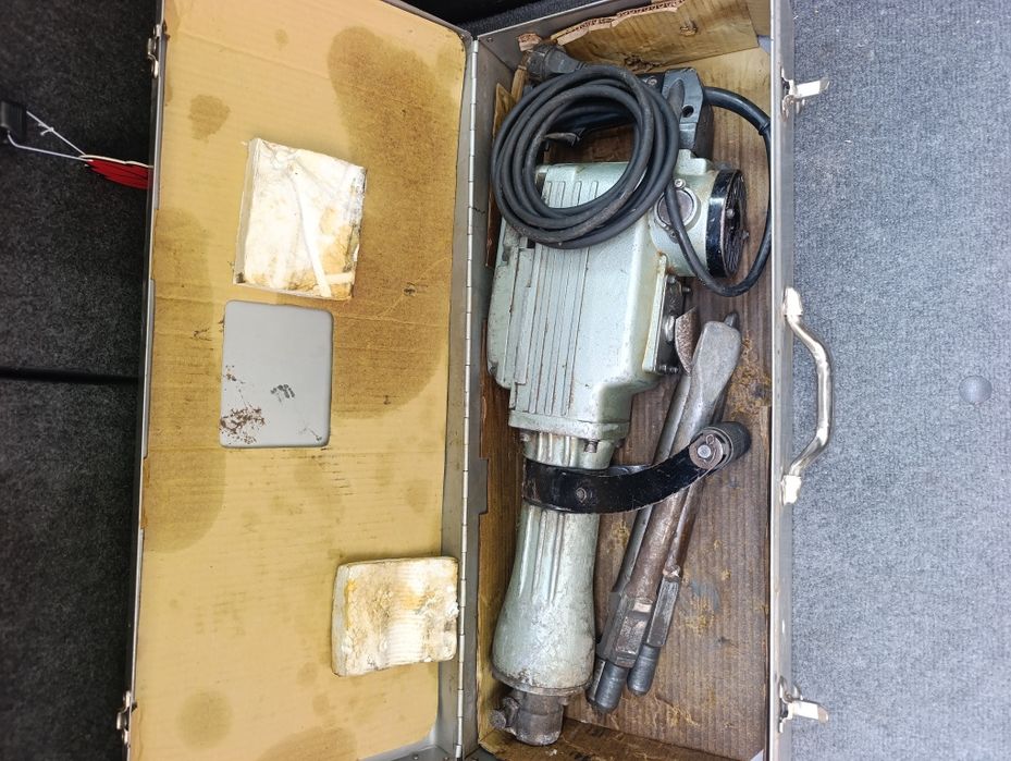 Здравейте продавам Къртач Hitachi H-65SC /15кг., 1240W