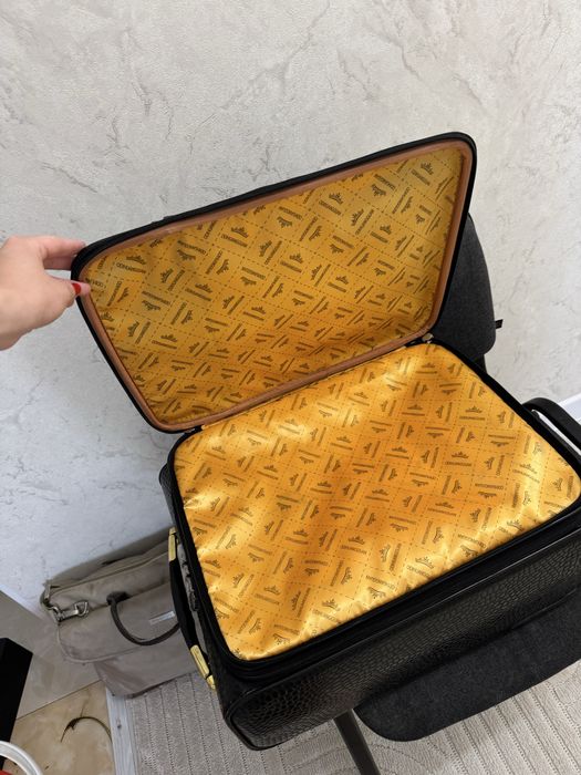 Чемодан дорожный