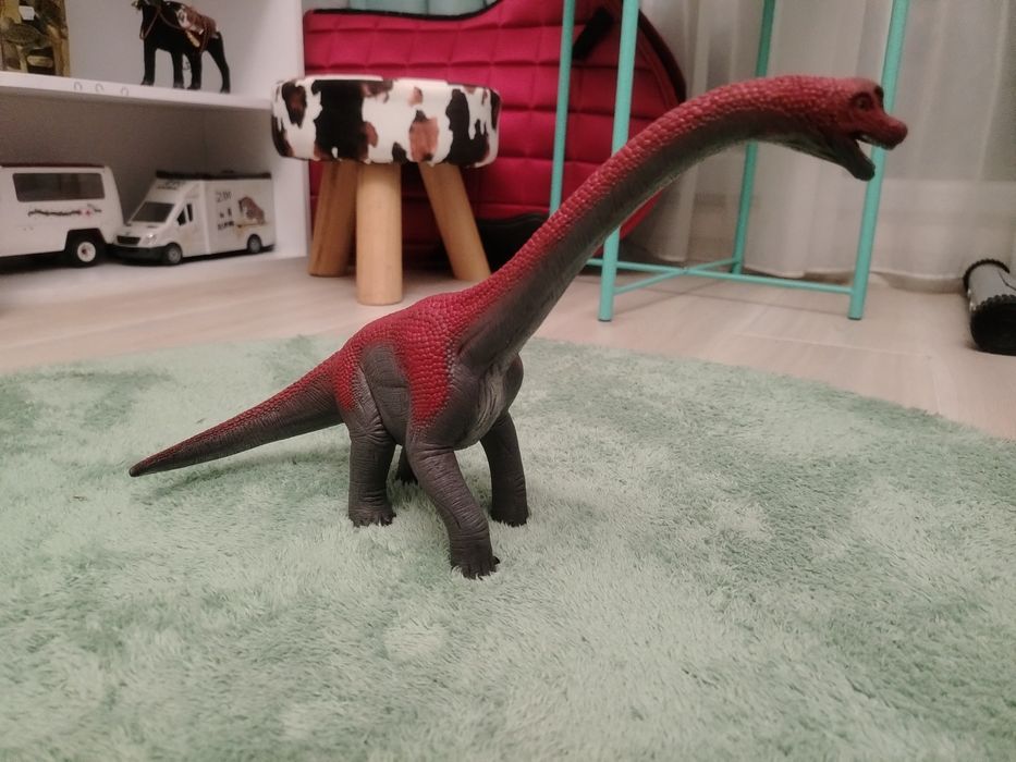 Продавам динозавър