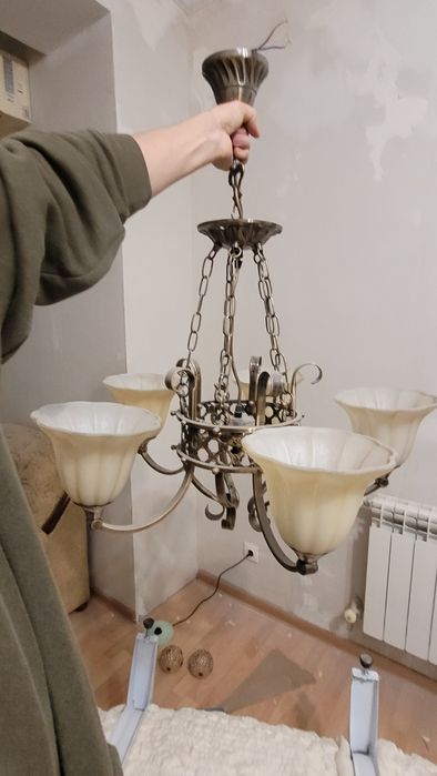 Металическая люстра пятирожковая