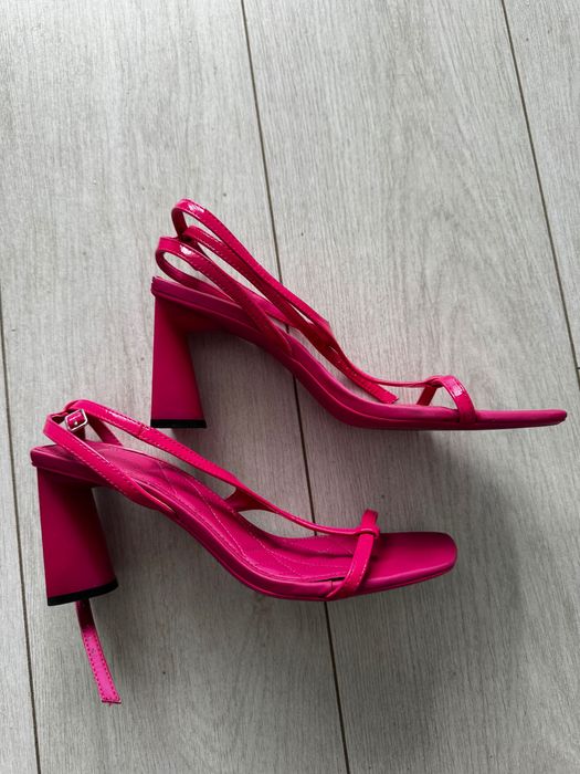 Sandale Bershka fucsia cu toc