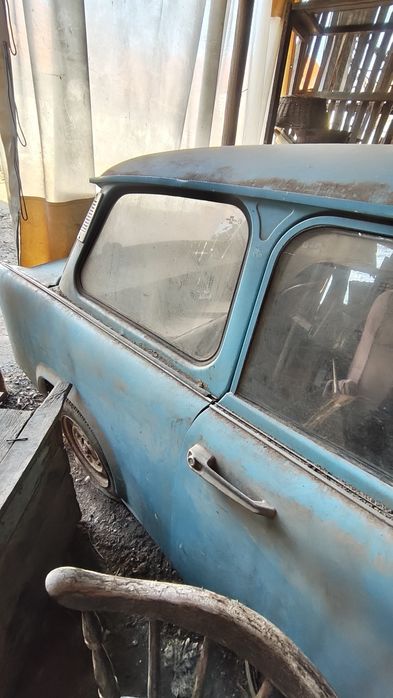 Trabant albastru