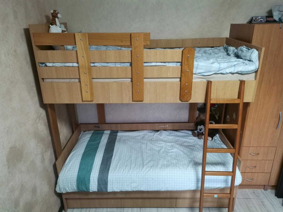 Двуетажно дървено легло с три чекмеджета