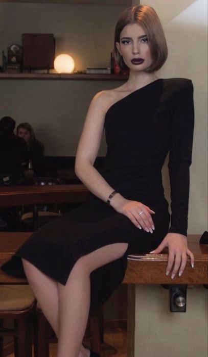 Черна рокля с едно рамо- After