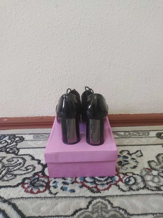Kuzgi tufli qora lakirovniy 37 razmer kablokli