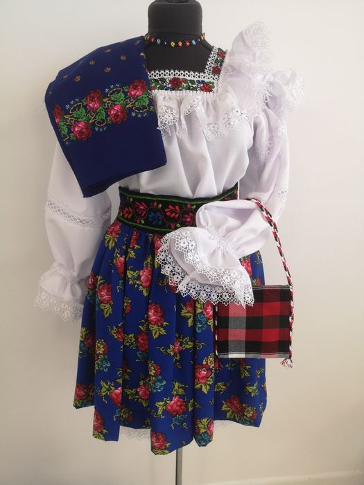 Costum popular pentru doamne și domnișoare de Maramureș complet